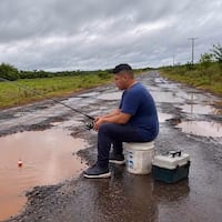 Olvidate del río, ahora se pesca sobre la ruta