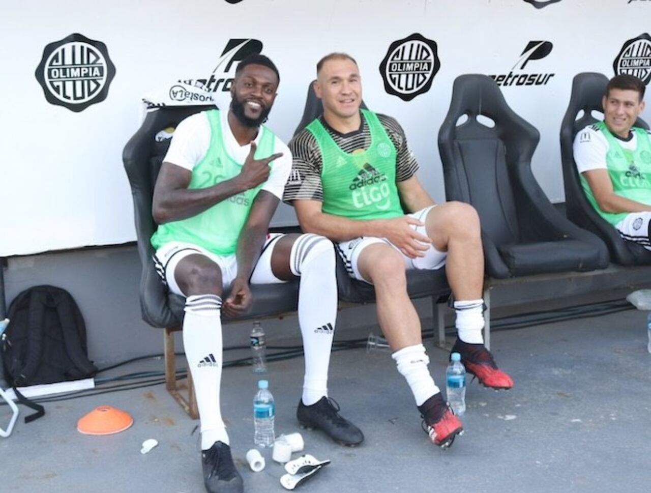 Esta vez no hay banca. Tanto Dani Azcona como Emmanuel Adebayor van desde el arranque hoy.