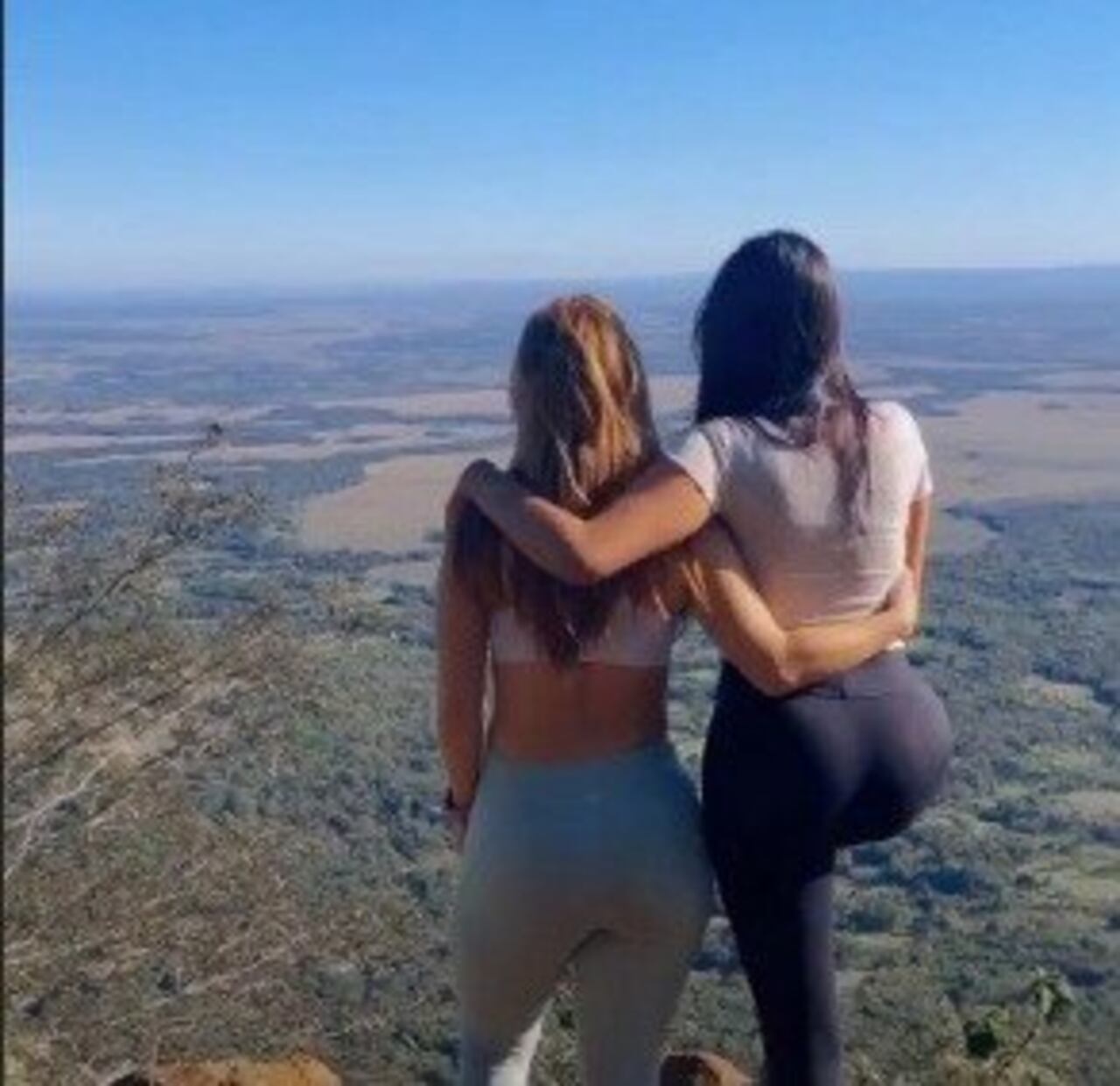 El bello paisaje del Akatî con dos de las cuerachonas que hicieron el tour.