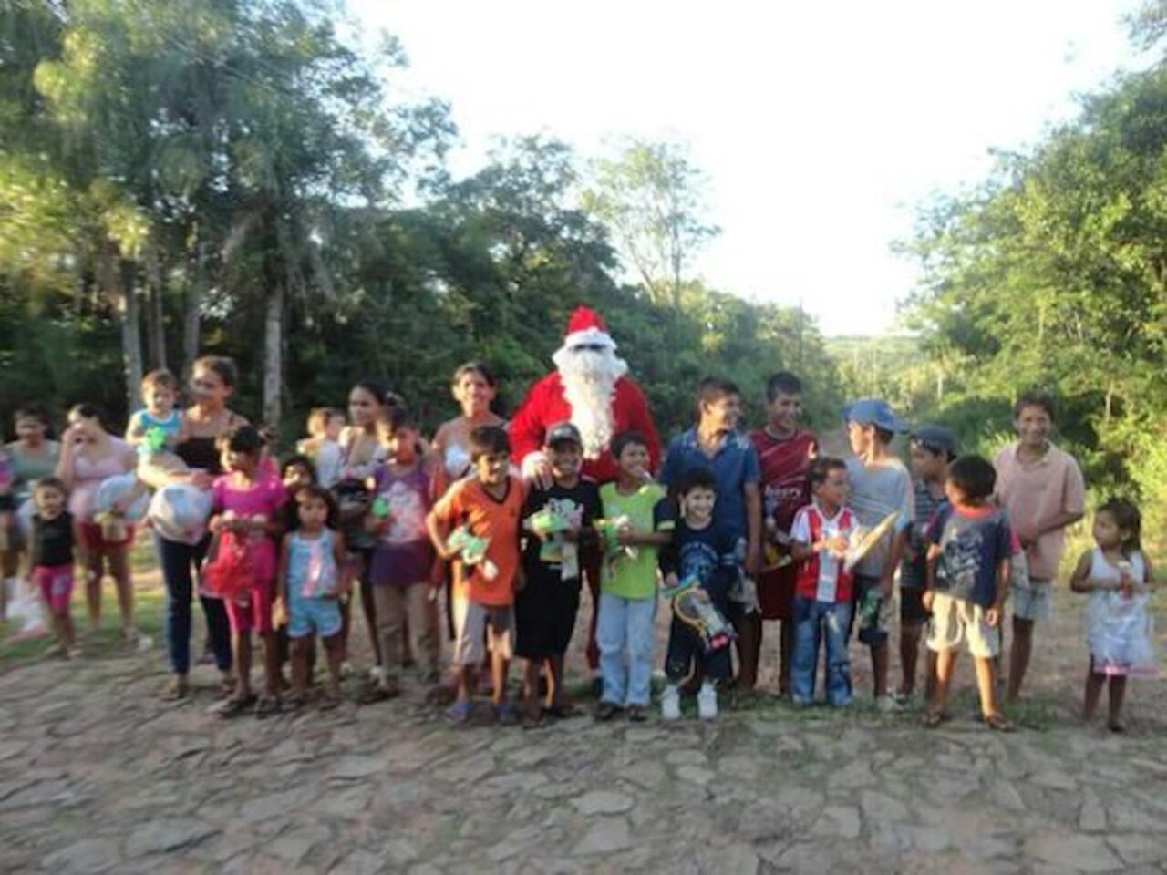 PERSONAJE. Papá Noel le entrega a cada uno su regalito.