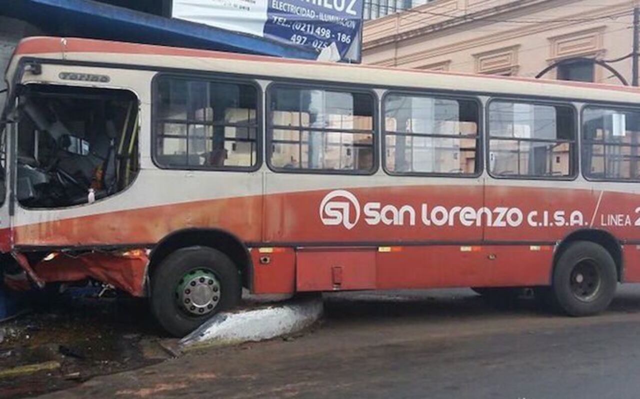 CHALÁI. El micro de la línea 27 fue a parar por un local en el centro de Asunción.