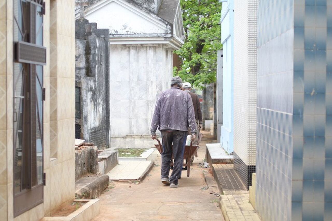 Caminar entre los muertos y los panteones es para ellos como hacerlo en sus casas.