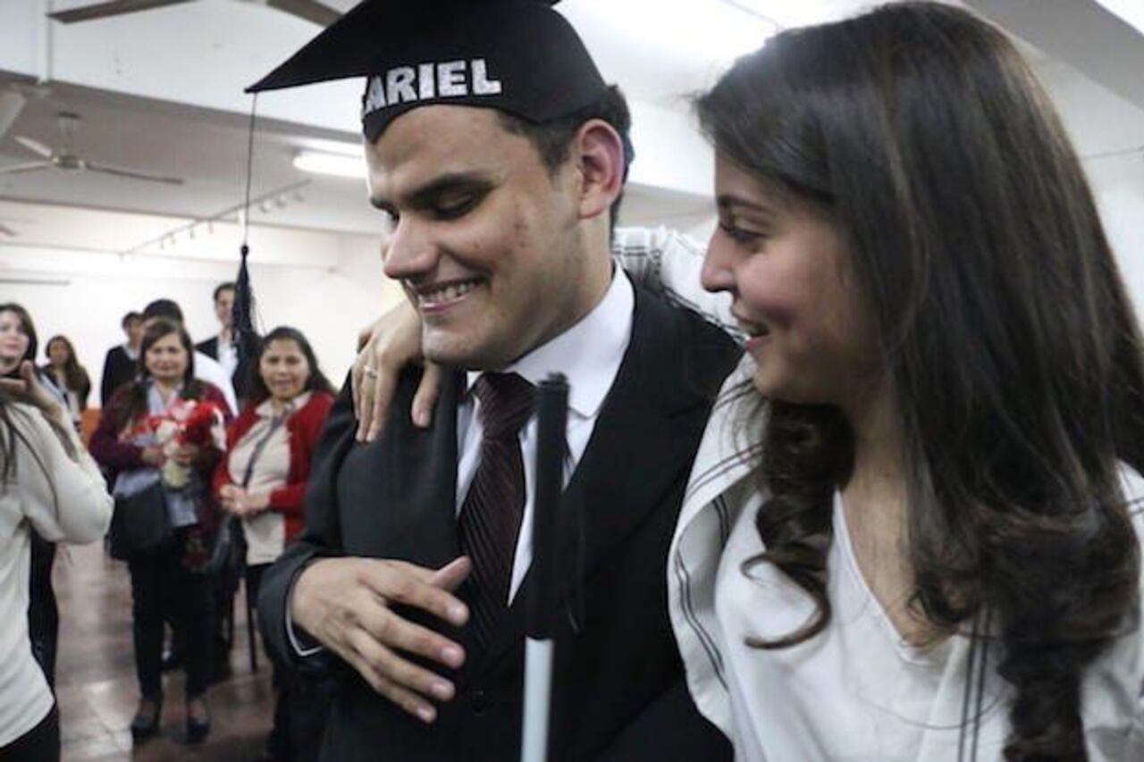 FELICES. Aquí en compañía de su compañera Antonella.