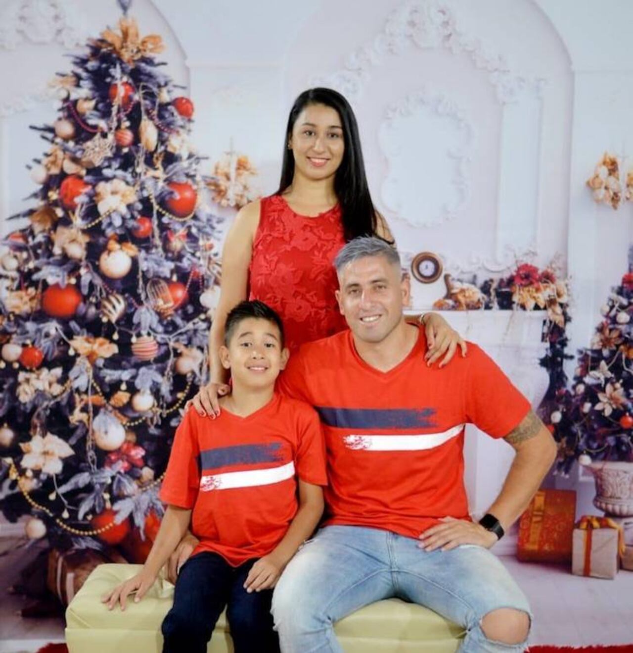 El goleador, con su esposa Zunilda y su chiquito Ihan.