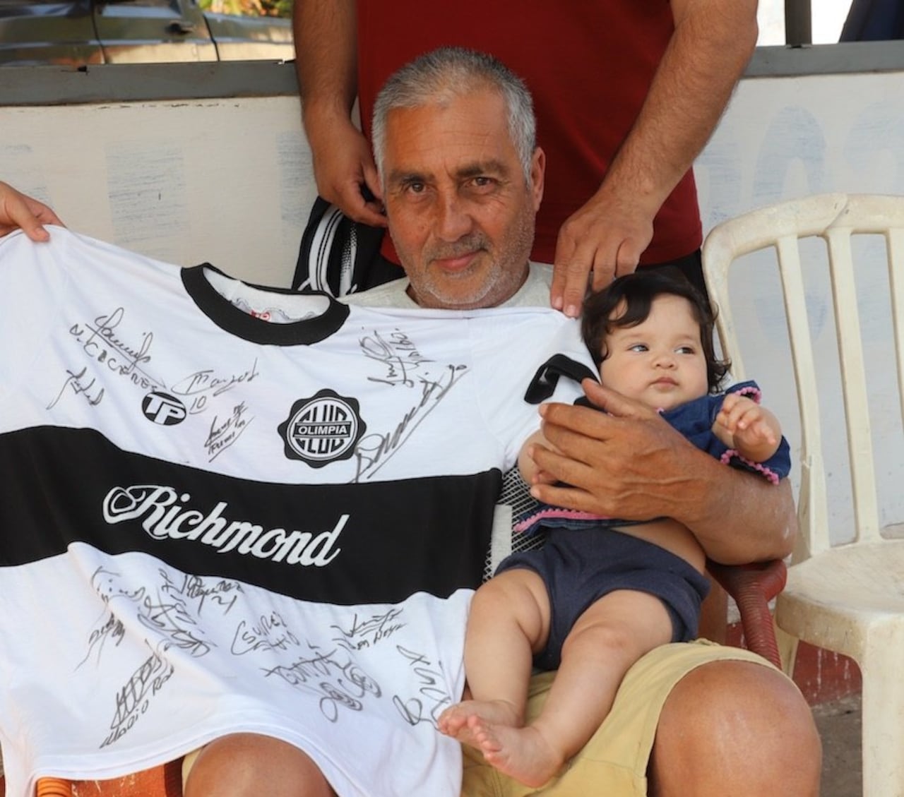 Gabino posa junto a una de las camisetas firmadas por los jugadores. Foto: Atilio Fernández