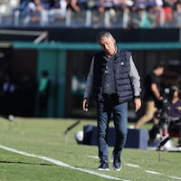 Holan, entre seguir en la pelea o chauchescu