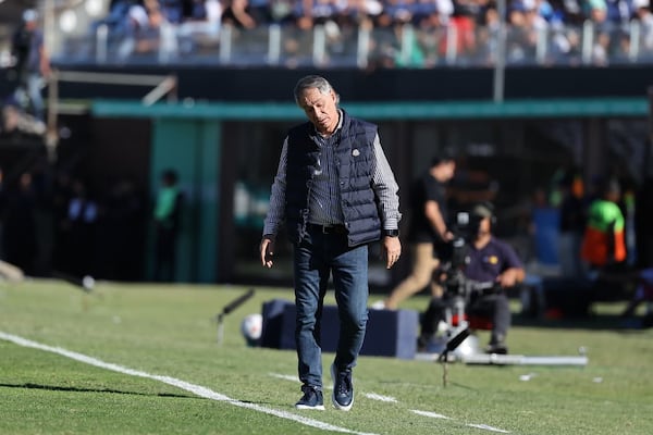 Holan, entre seguir en la pelea o chauchescu