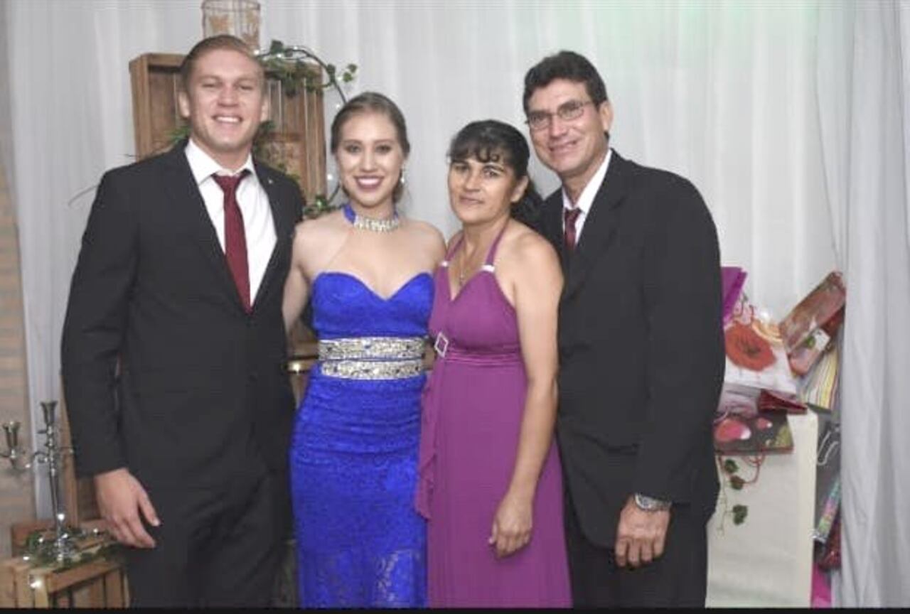 En familia, junto con sus padres y su hermana Edith Gabriela.