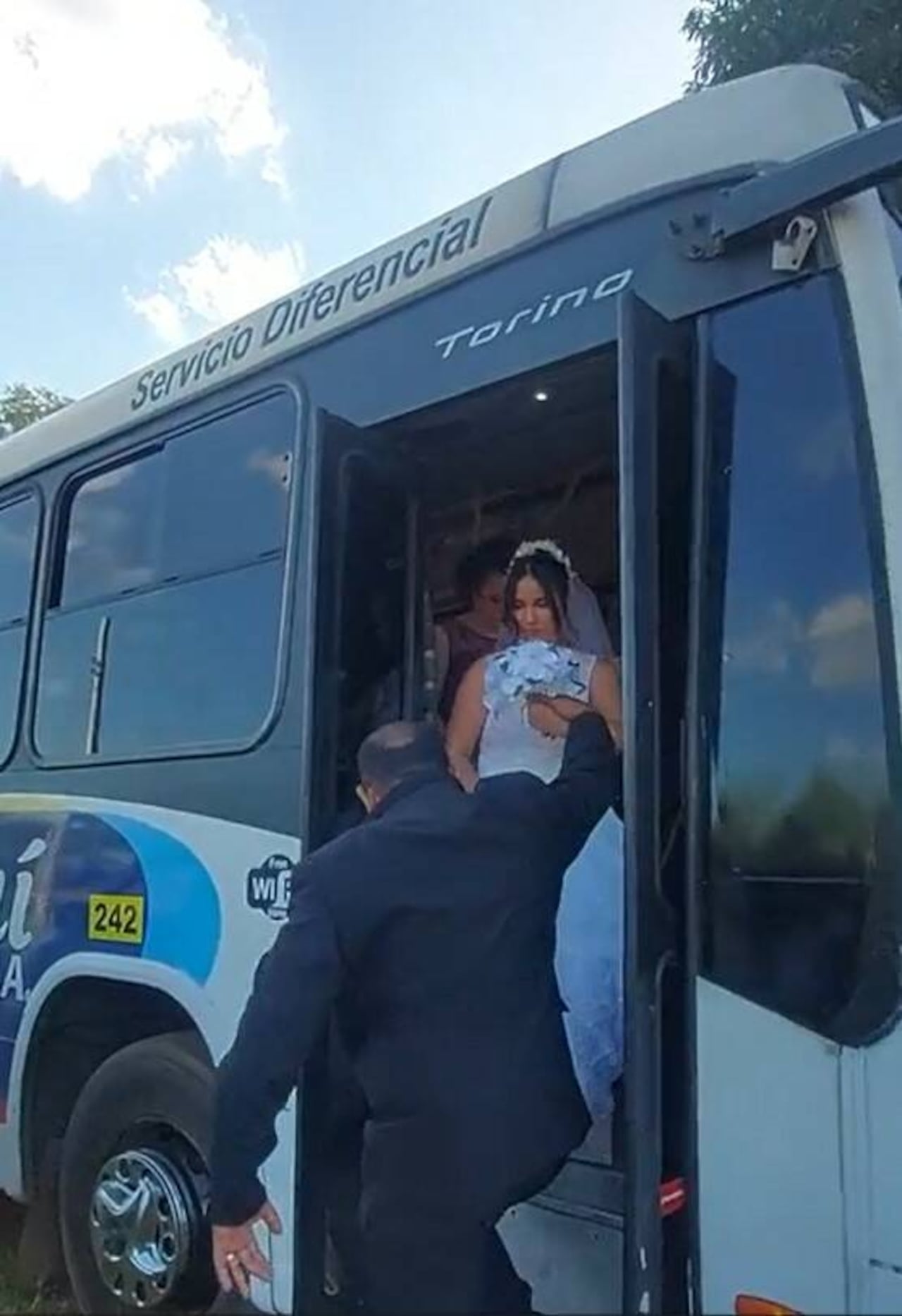 Momento en que la novia desciende el bus. (Gentileza)