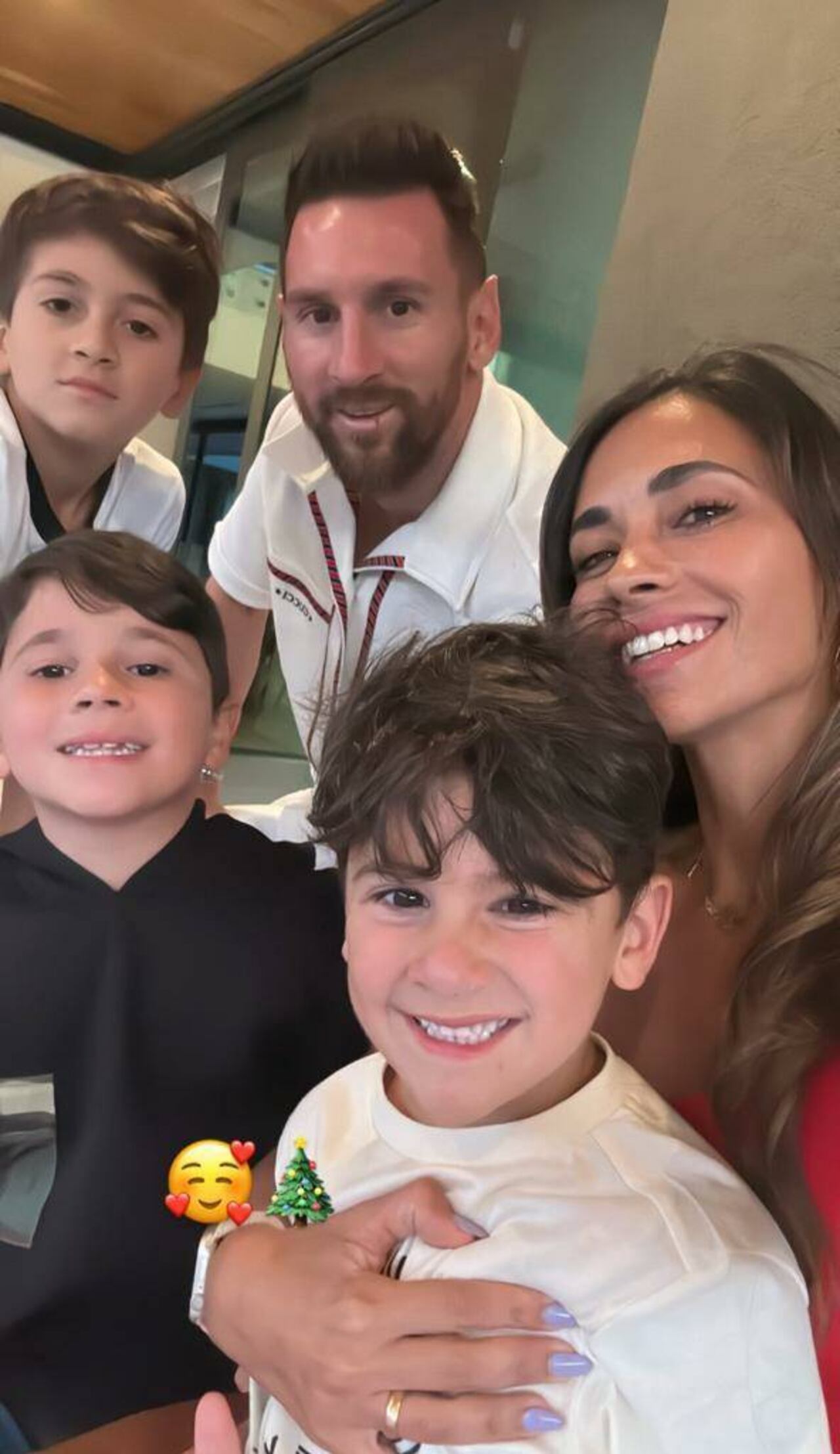 Messi con su esposa y sus hijos, en su casa. @antonelarocuzzo