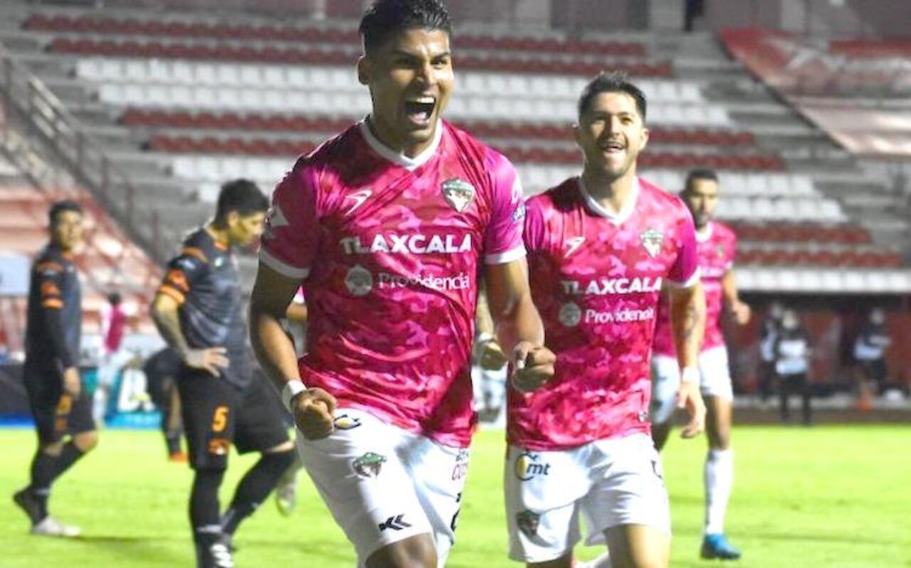 Otro grito de gol, pero con la camiseta del Coyote de Tlaxcala, del fútbol mexicano.