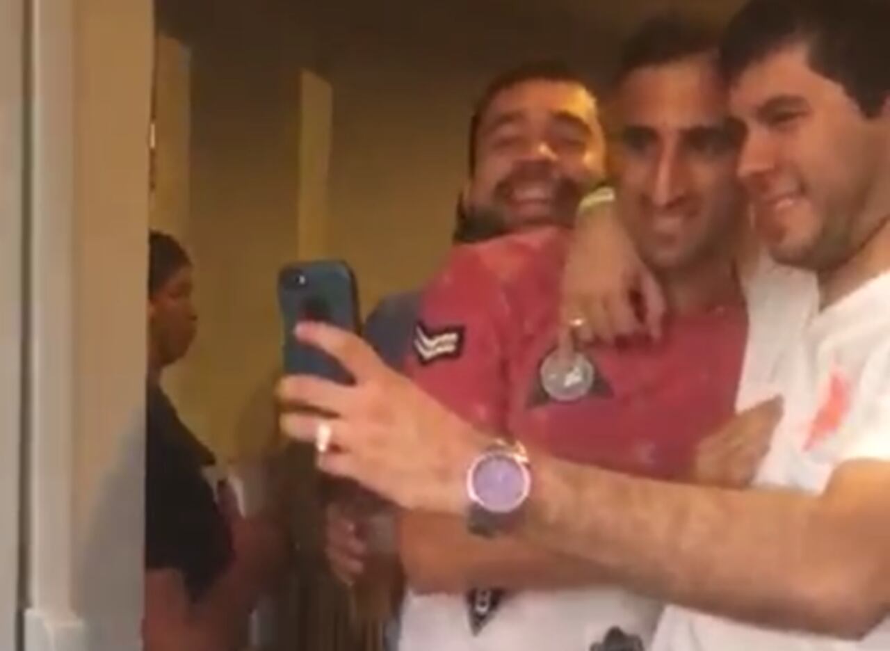 FOTOS. El curepa posó para las fotos con los hinchas, a la salida del boliche.
