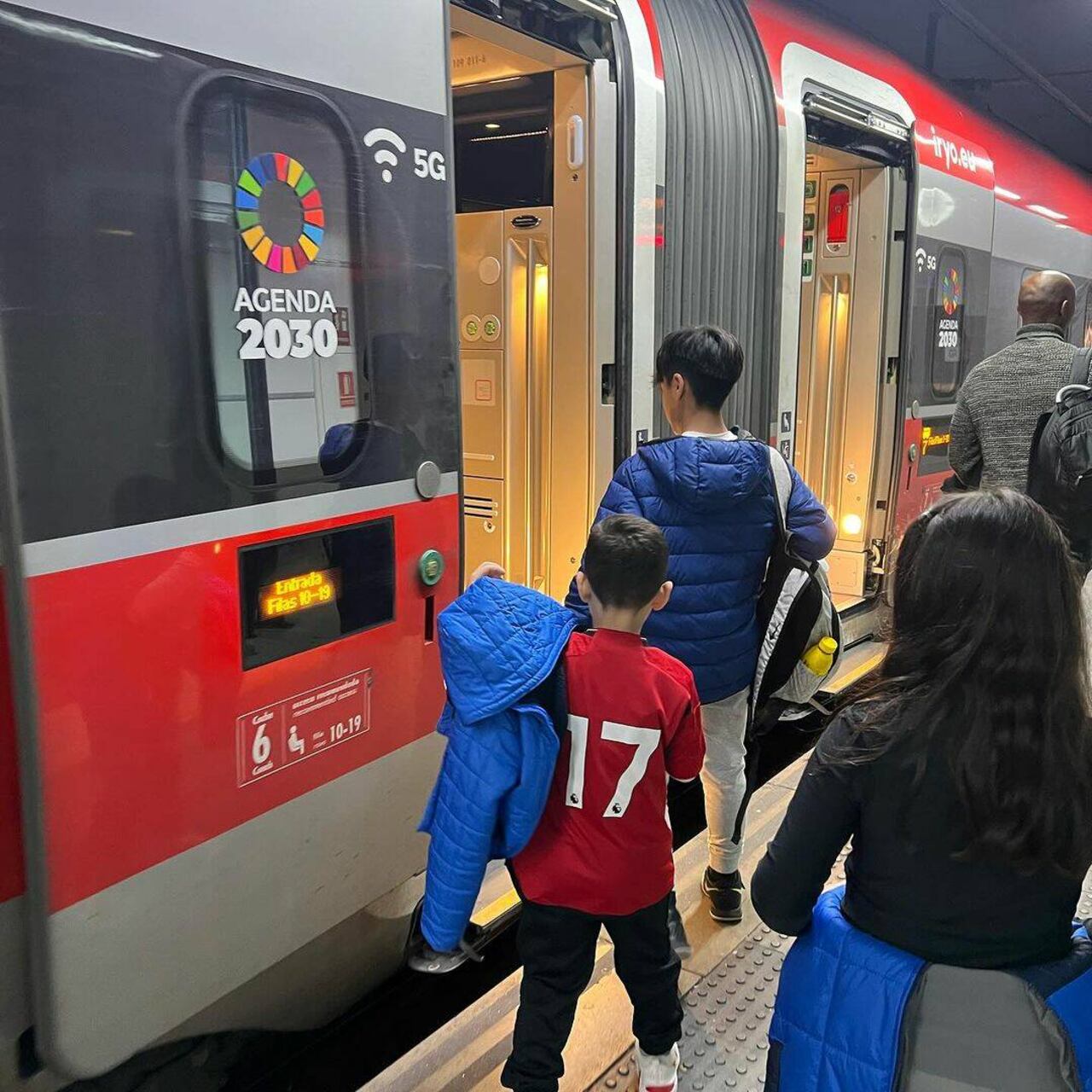 Los peques de Yolanda y Maxi, subiendo al "metro" en España.