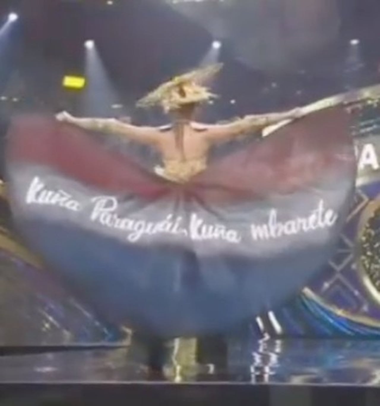 Paraguay en la gala de trajes alegóricos.