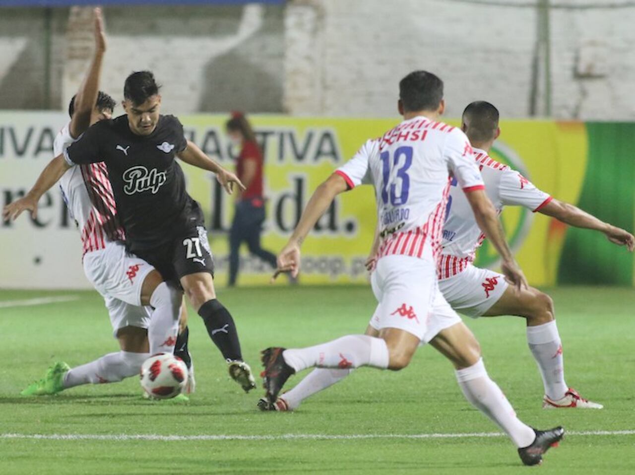 Lucas Sanabria (27) de Libertad trata de escapar de varios jugadores del Rayadito.