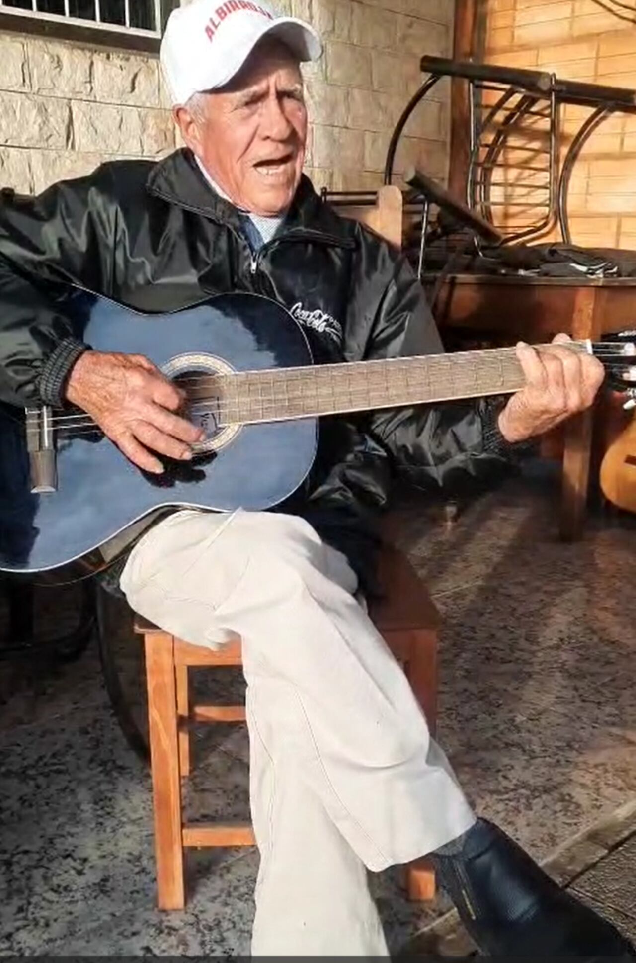 En sus ratos libres es músico.