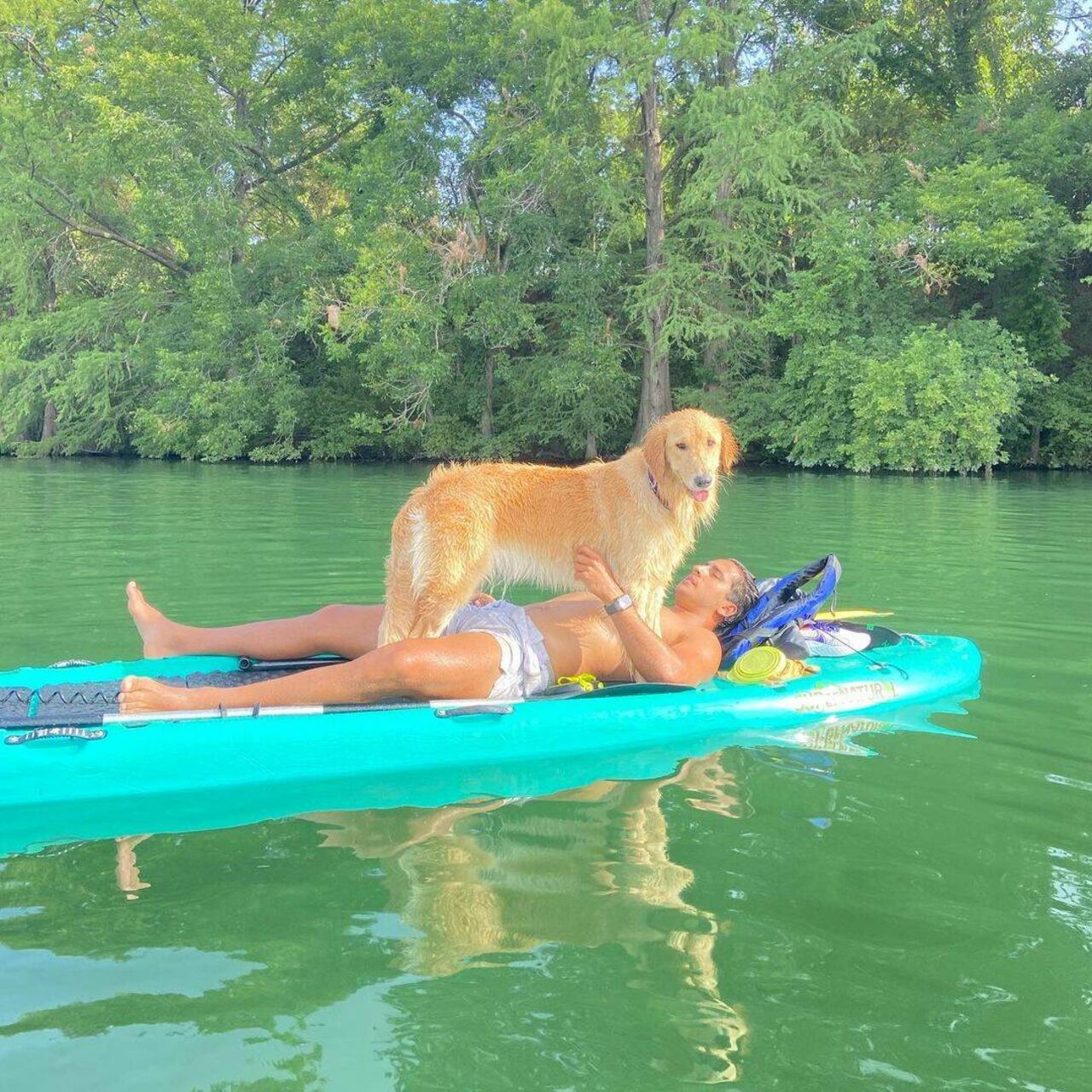 Con "Foxy" en Estados Unidos, país donde le adoptó.