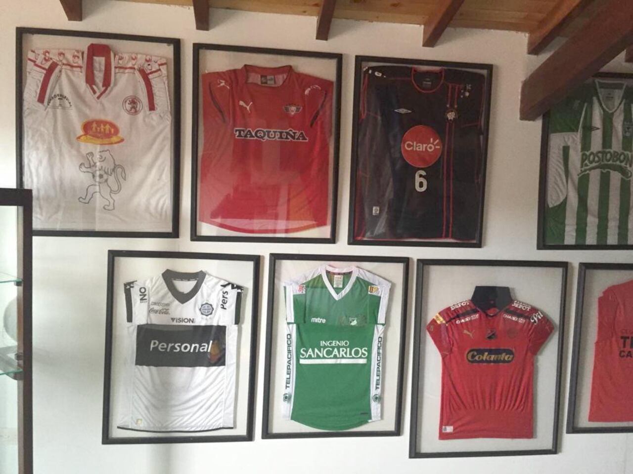 Vladimir Marín y algunas de las tantas camisetas que tiene de colección.