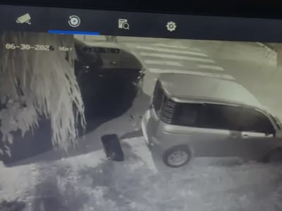 Pide ayuda para identificar al que atropelló su vehículo