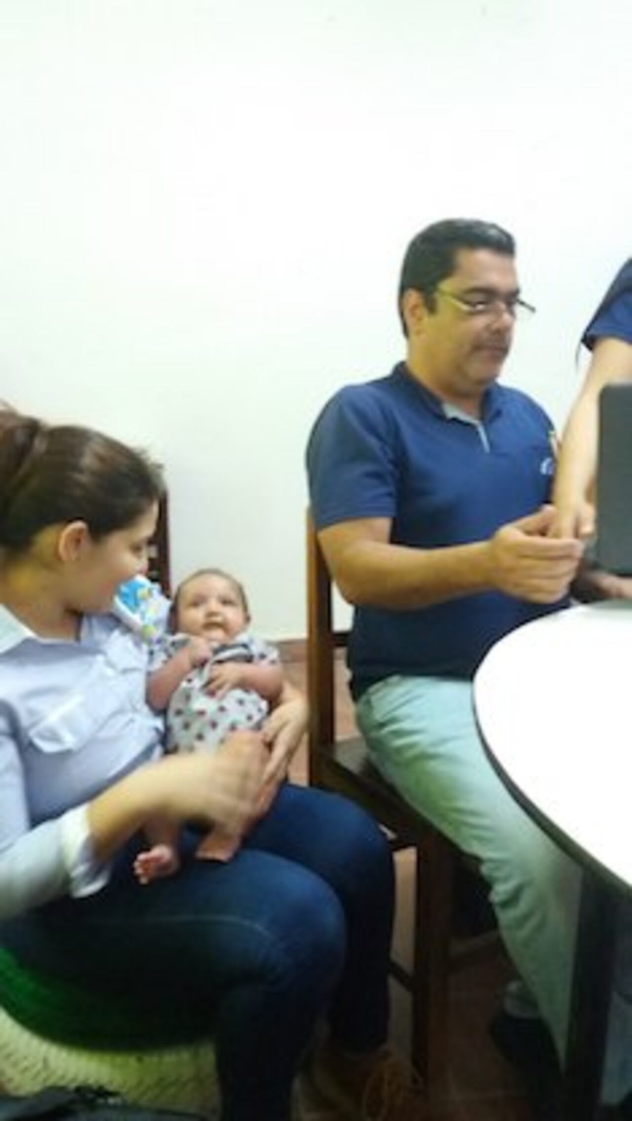 CON SU PROFE. Mientras presentaba un proyecto a un profesor.