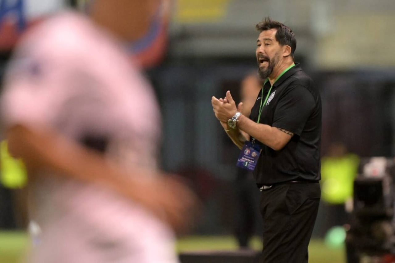Pablo “Vitamina” Sánchez dirigiendo su primer partido copero en Olimpia.