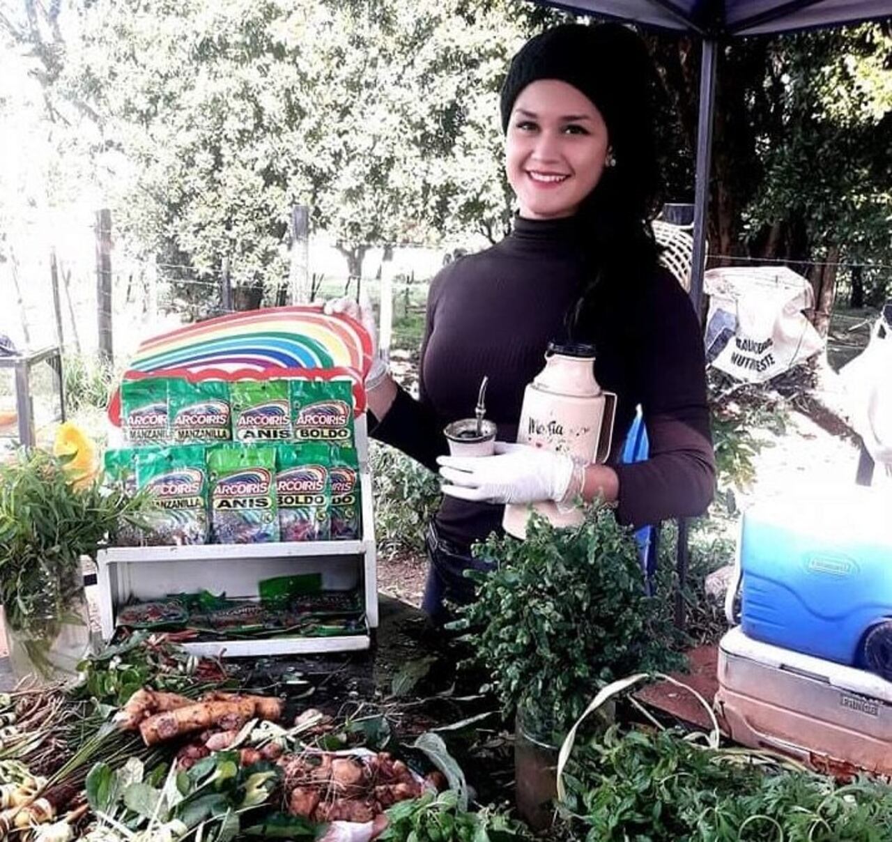 Raquel dijo que pese a laburar como promotora no deja su puesto de yuyos en Luque.