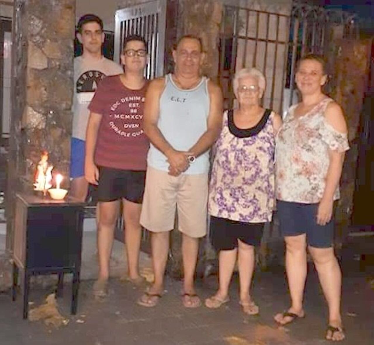 En cada casa se vivió la misma escena.