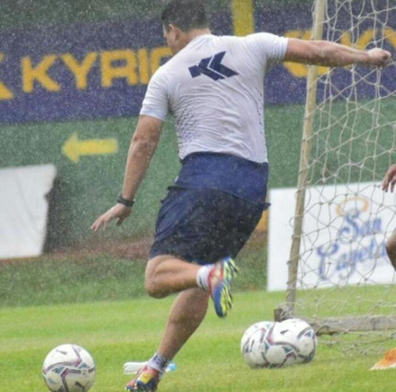 Luisito, en un entrenamiento lluvioso como A. T. del Kure Luque.