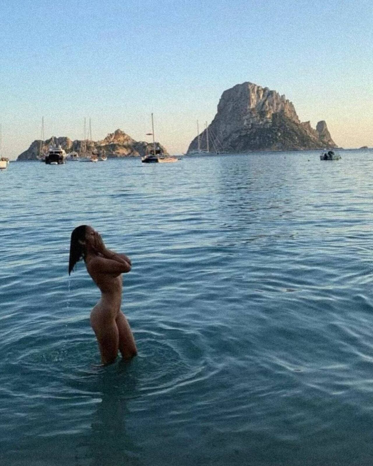 La paraguaya, belén López, imponiendo su silueta desnuda junto al paisaje del islote Es Vedrá.