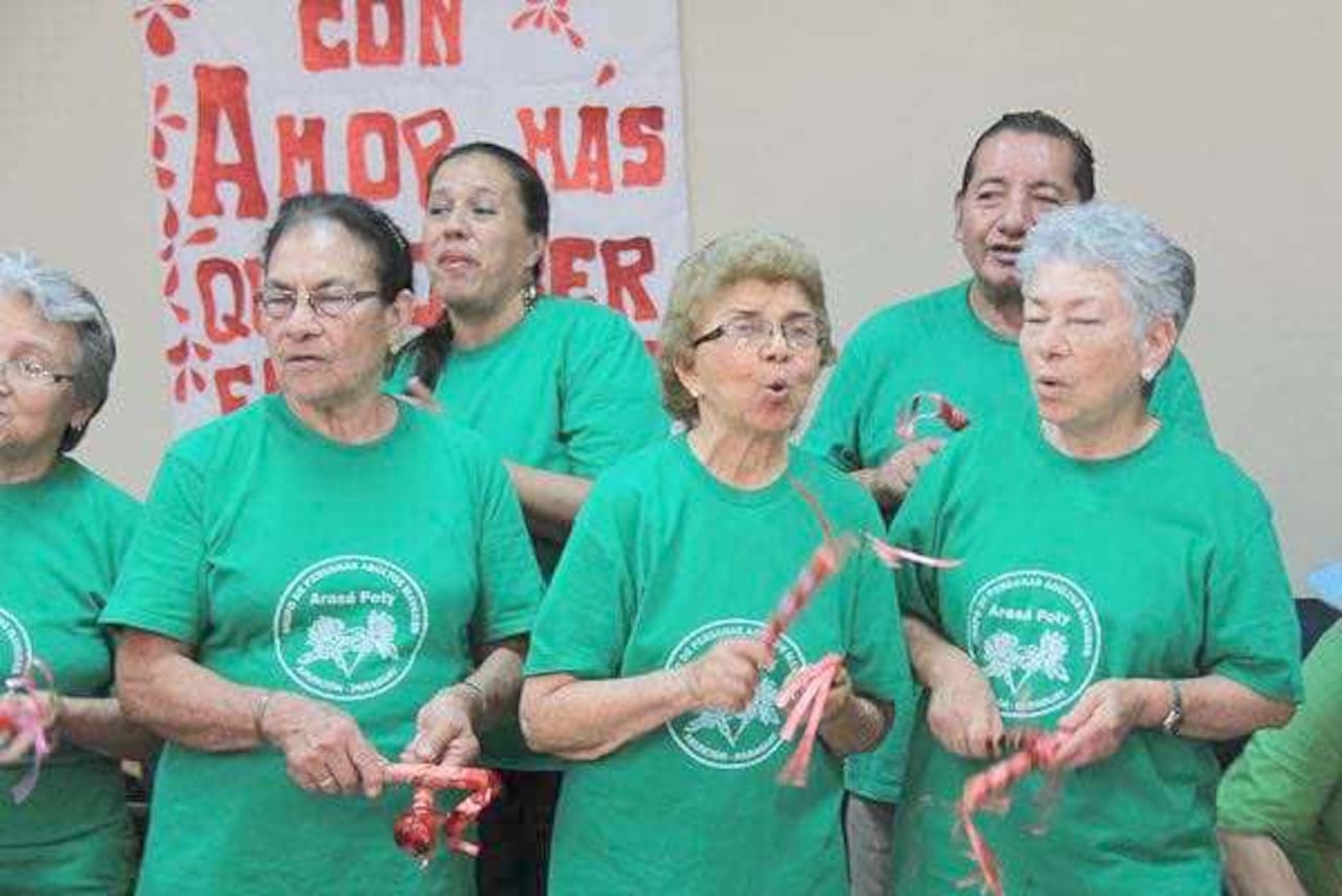 Abuelitos de los hogares siempre quieren abrazos. (Foto El Informador)