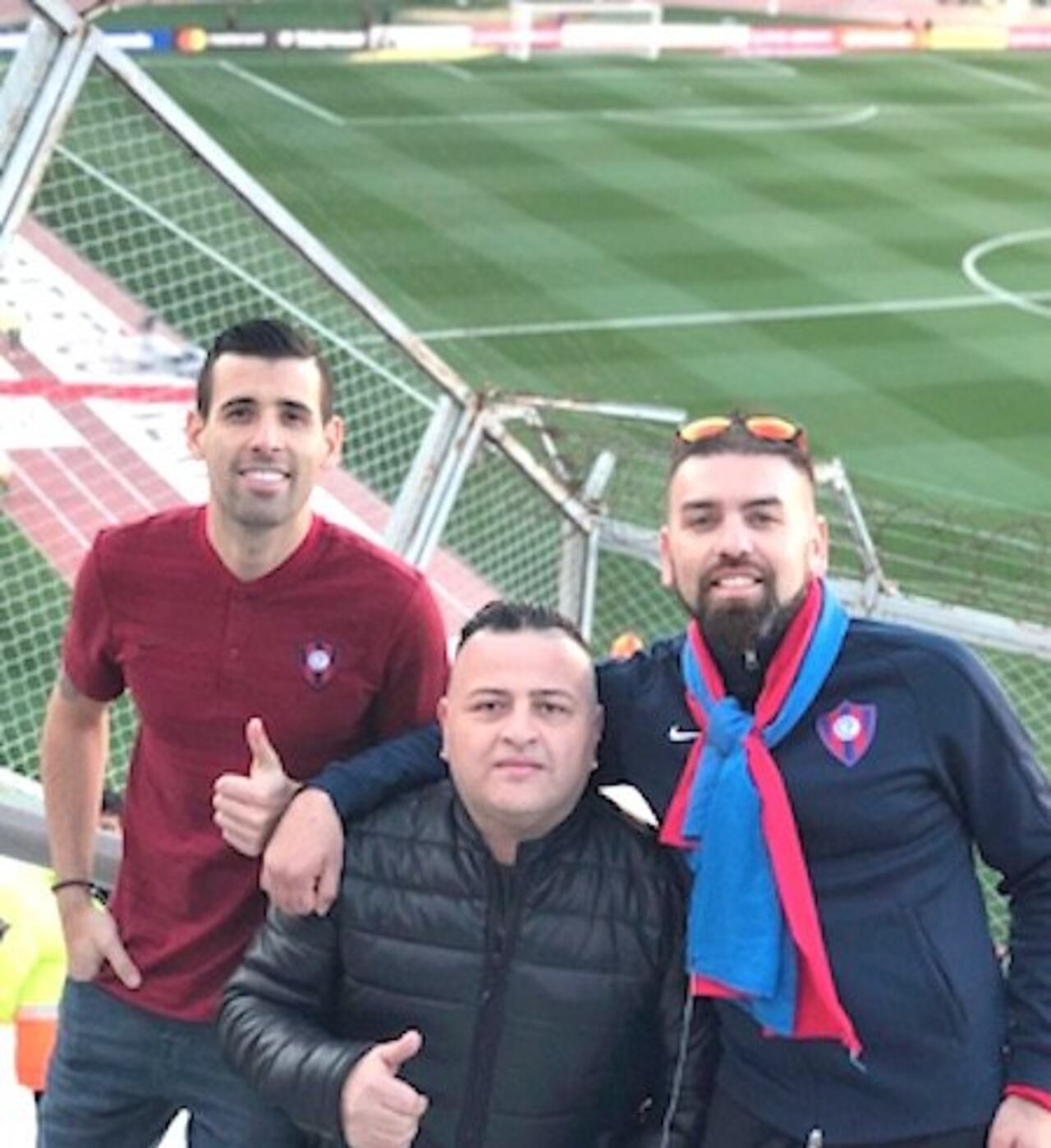 Édgar Camarasa igualmente estuvo en el “Monumental”, en compañía de unos amigos.