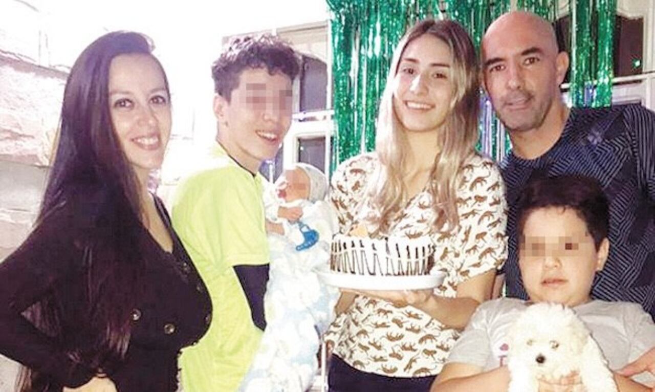 Junto a parte de su familia.