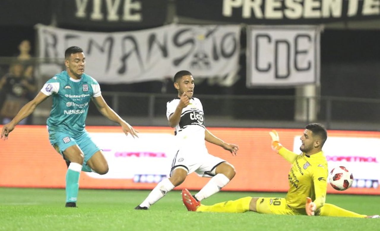 Erick López ya punteó el balón para decretar el segundo tanto de Olimpia. El mit’i de 17 años tuvo un gran debut.