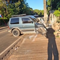 Chocó contra una muralla y abandonó la camioneta