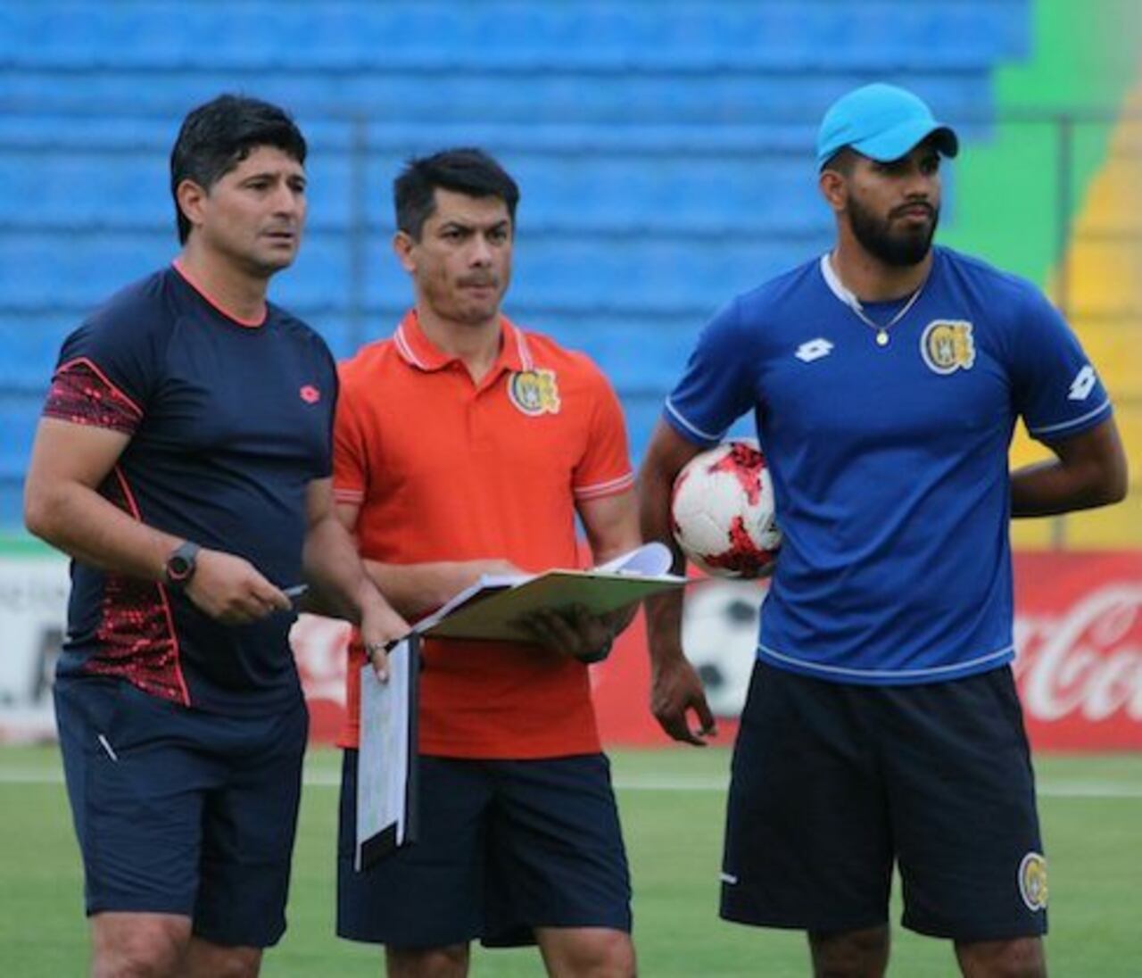 INSEPARABLES. Héctor Núñez sigue siendo el ayudante de campo de Gustavo, la dupla se consolida.