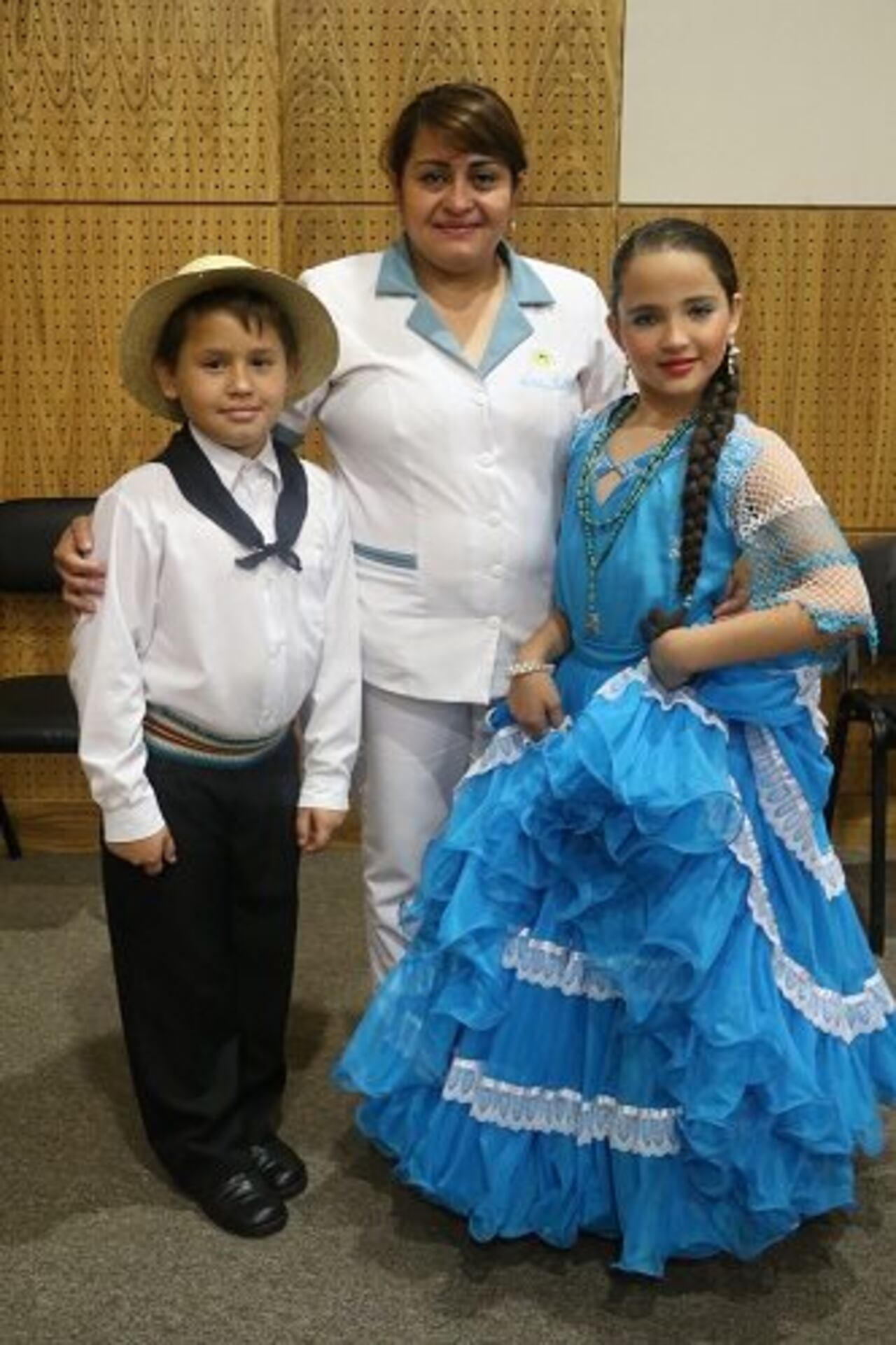 Nilza Benítez, con sus dos hijos a quienes da toda su atención a pesar de que a veces no pasa ciertos acontecimientos con ellos.