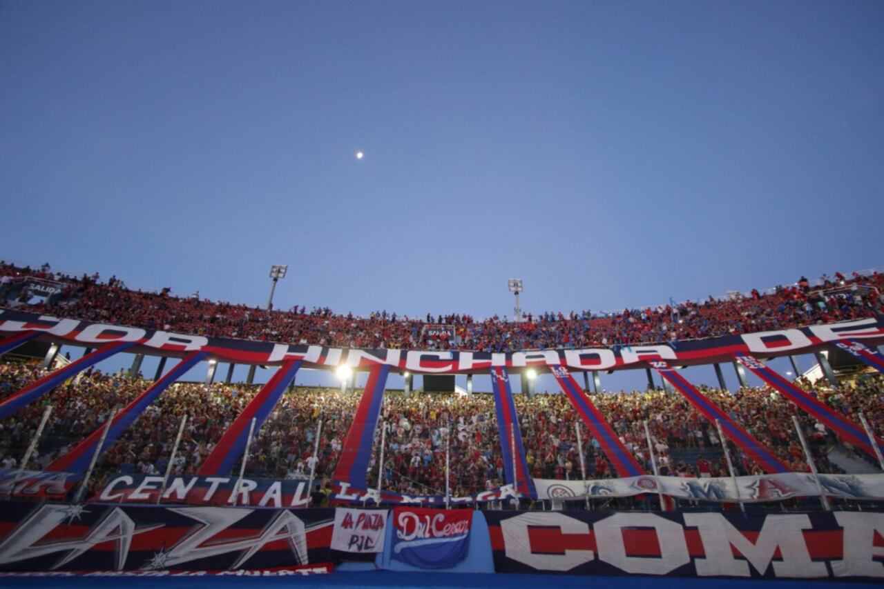 La hinchada azulgrana estuvo presente, pero no faltaron los desubicados de siempre. Oiko jeyma la sarambi en Norte.
