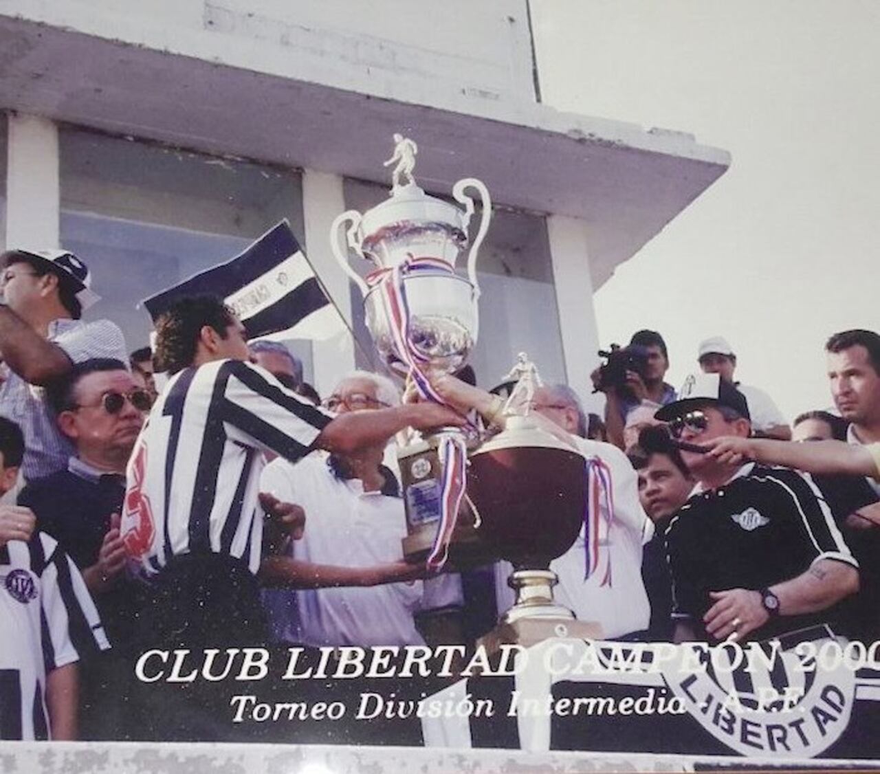 Marín, como capitán de equipo, alzando el trofeo de campeón de la Intermedia, en el 2000.