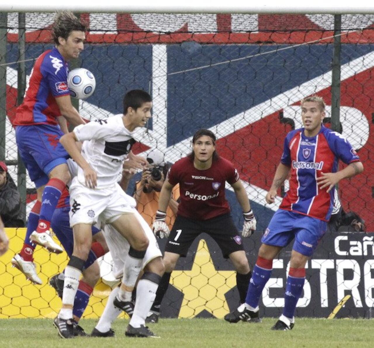 Disputa entre el “Piru” Contrera y Carlos Báez, donde también aparecen Miguel Torrén y Ezequiel Medrán (clásico del 2009).