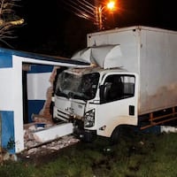 Camión atropelló y destruyó una parada de buses