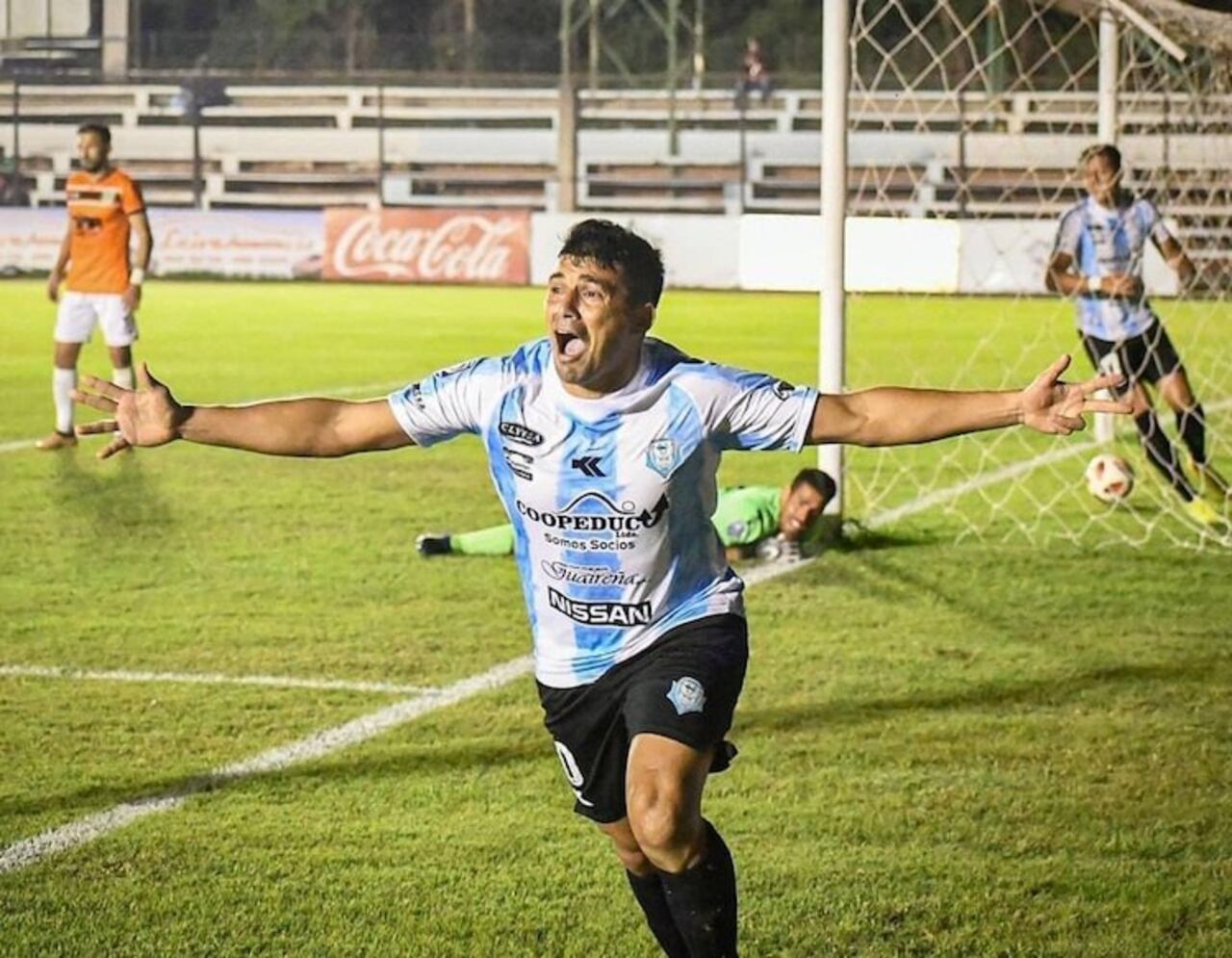 Carlos celebrando un gol con la camiseta albiceleste.