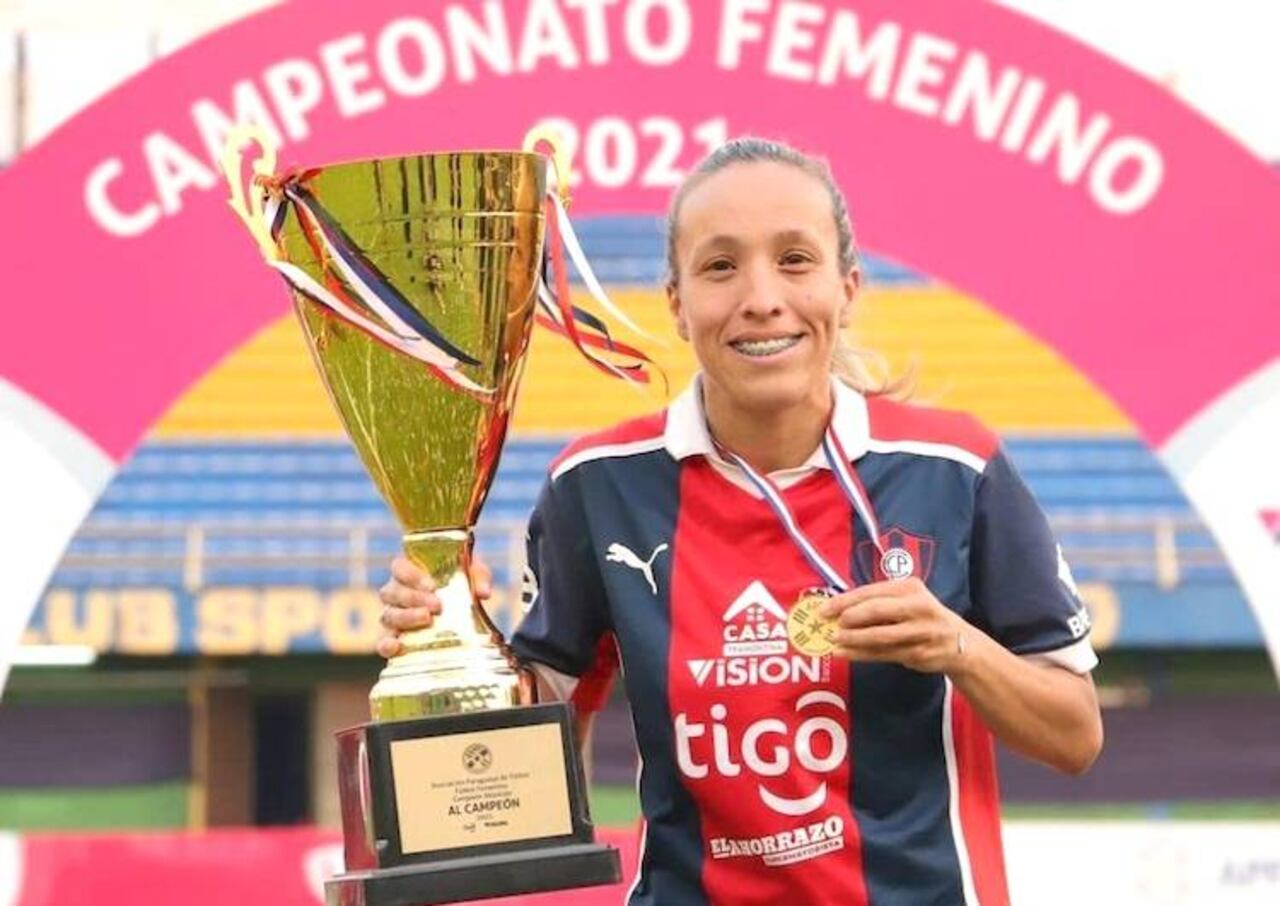 Mara posando con uno de los dos trofeos del Ciclón femenil en este 2021.