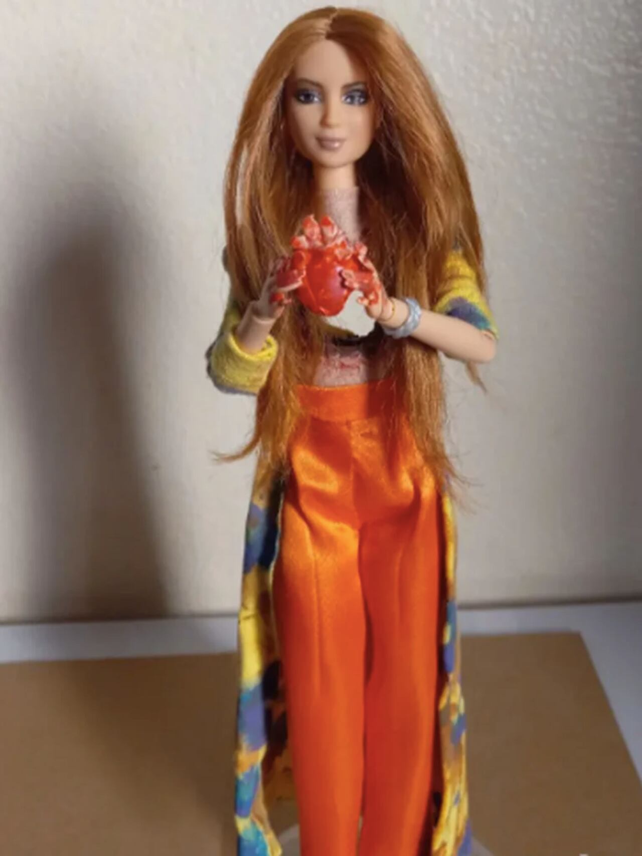 Muñeca Barbie de Shakira es furor en redes sociales al llevar el mismo atuendo de 'Monotonía' con su corazón en la mano. (FOTO: infobae)