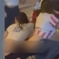 Cayó por mostrar la tanga mientras bailaba funky