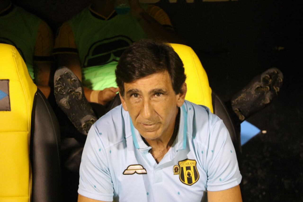 Gustavo Costas fue noticia por su error.
