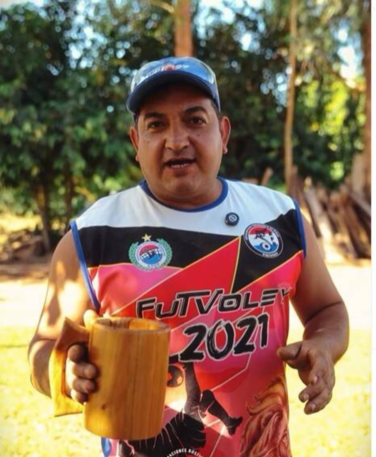 Don Mario Colmán muestra una chopera purete hecha de madera.