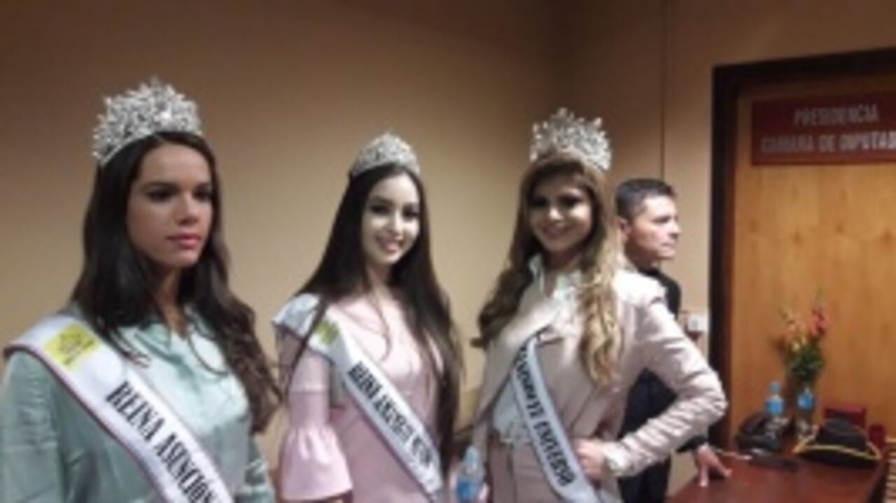 Candidatas esperando para hablar con el presi de diputados.