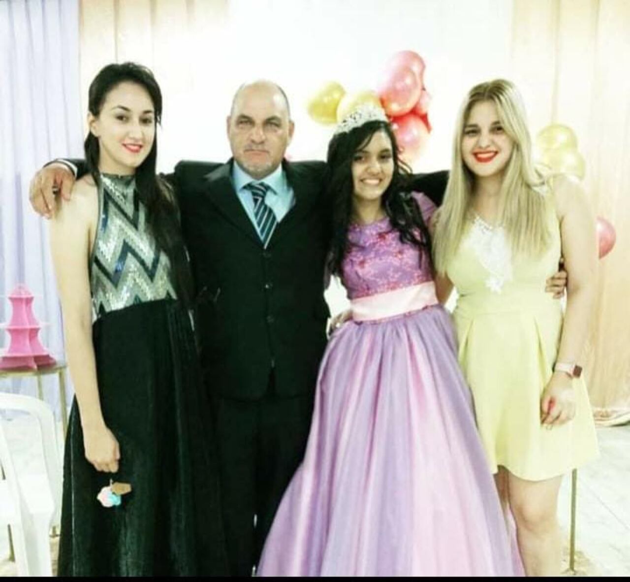 El dibujante con sus 3 hijas.