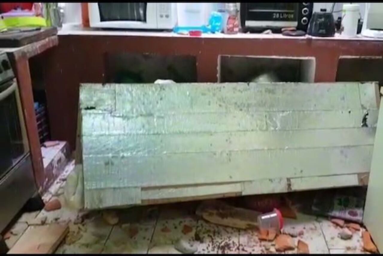 DAÑOS. Parte del techo y varios muebles y electrodomésticos sufrieron desperfectos.