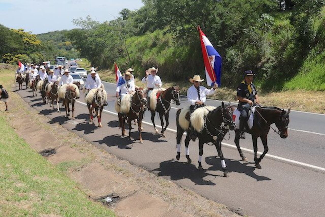 CABALGATA. Como cada año un gran grupo de jineteros llega hasta la basílica de Caacupé agradecidos por las bendiciones recibidas.